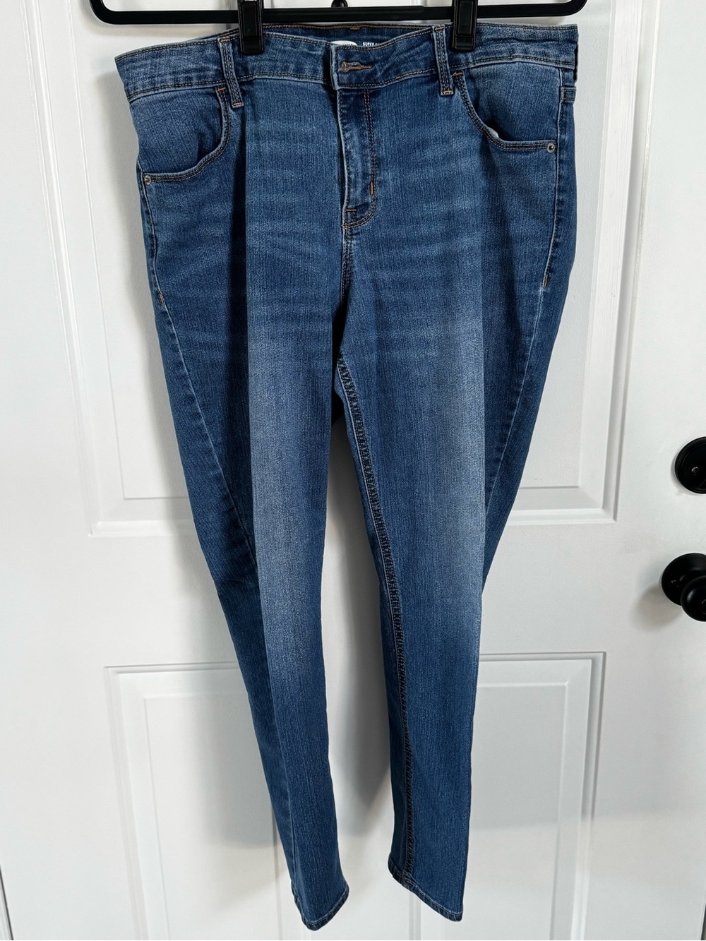 Old Navy Women's Skinny Jeans in Medium Blue Wash